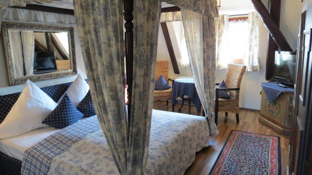 Отель Altfraenkische Weinstube Ротенбург-на-Таубере Экстерьер фото